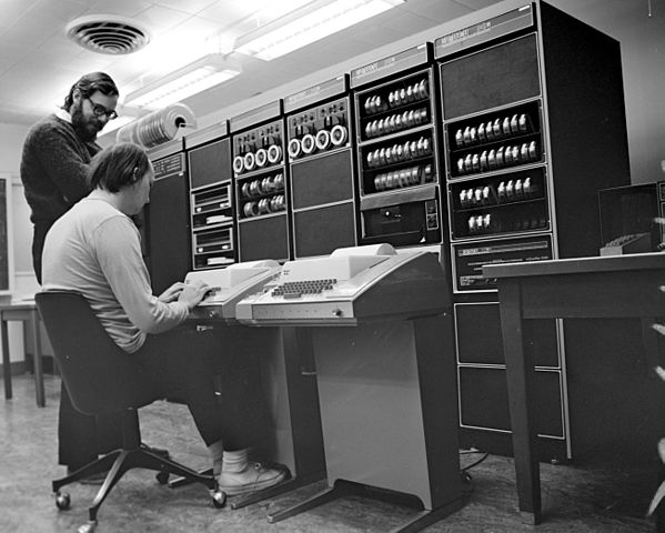 Ken Thompson (sitting) and Dennis Ritchie 